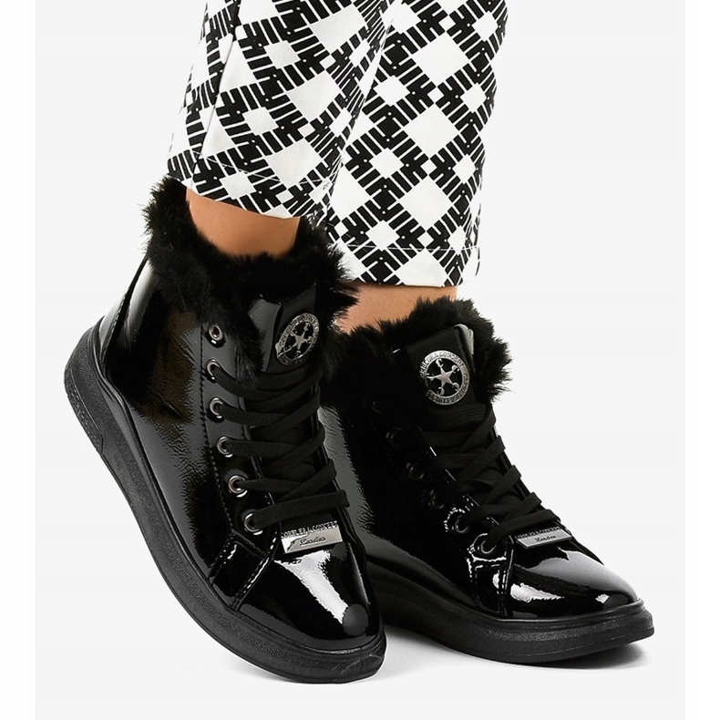 Varma svartlackade sneakers TL135-6 2