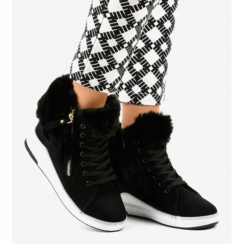 Svarta kvinnors isolerade sneakers CN686 2