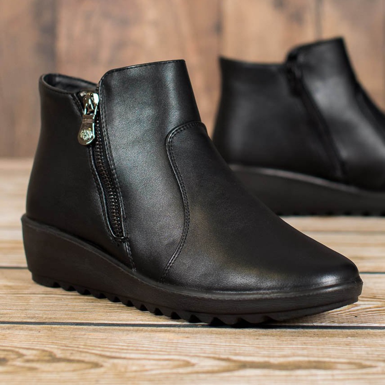 J. Star Svarta stövlar på plattformen 1