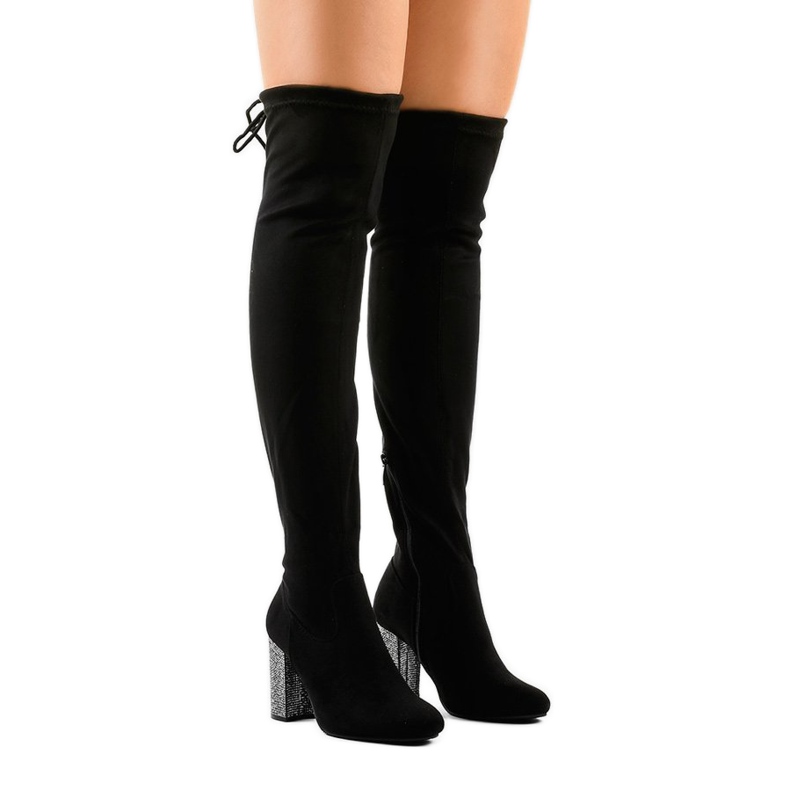 Svarta mocka stövlar på 0-235 stolpen 1