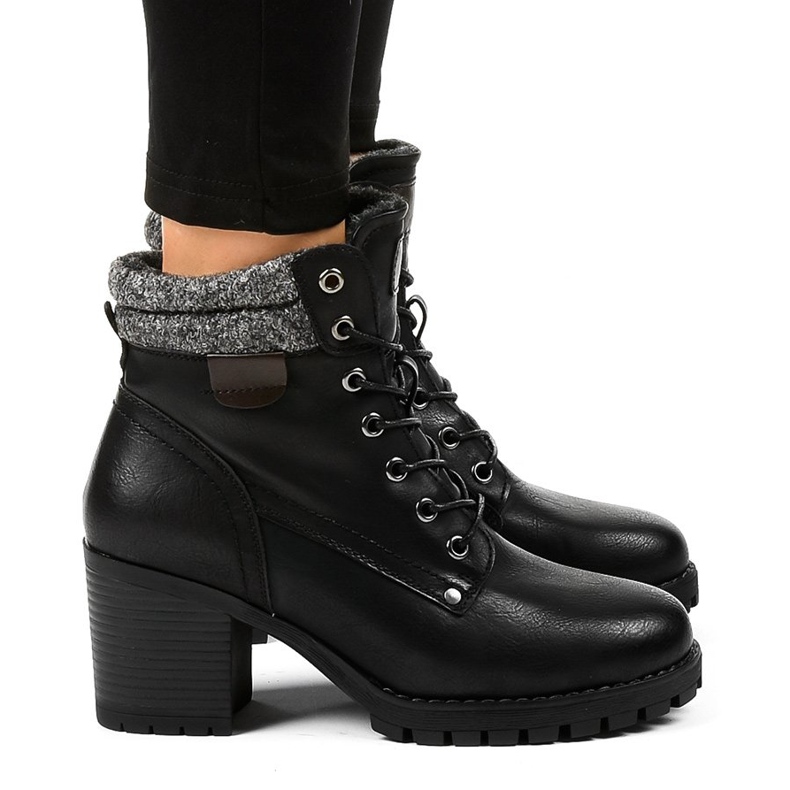 Svarta stövlar på stolpen med fårskinn Z129 1