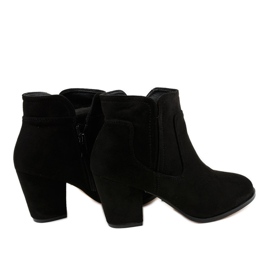 Svarta isolerade stövlar på A8123 -stolpen 2