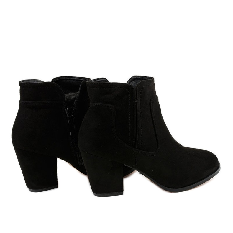 Svarta isolerade stövlar på A8123 -stolpen 2