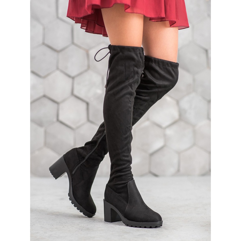 Small Swan Mockaskinnmusketer på en pelare svart 2