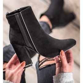 Erynn Mocka stövlar med ett dekorativt bälte svart 1