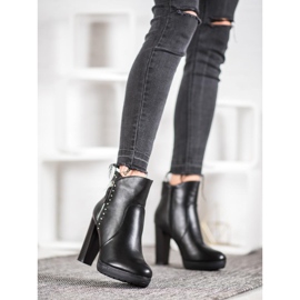 Kayla Stövlar på ett inlägg svart 1