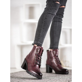 M.Daszyński Snörskor på ett inlägg röd 1