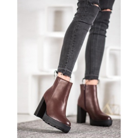 Small Swan Bruna stövlar på plattformen 2