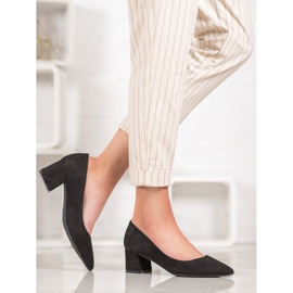 Fama Pumpar På En Pelare svart 1