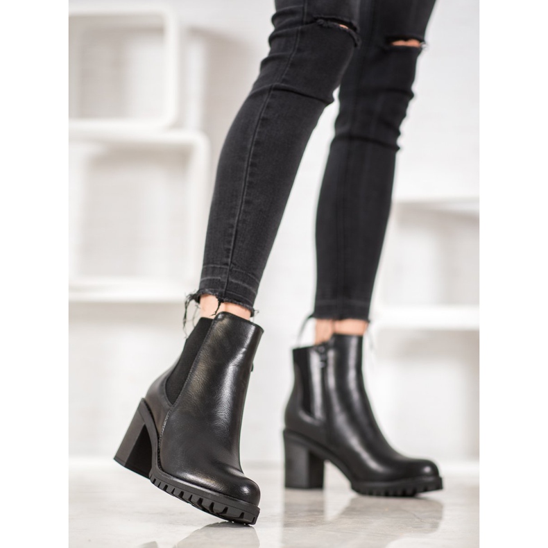 M.Daszyński Bekväma stövlar på en stolpe svart 1