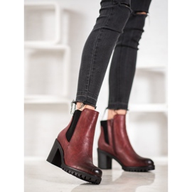 M.Daszyński Bekväma stövlar på en stolpe röd 1