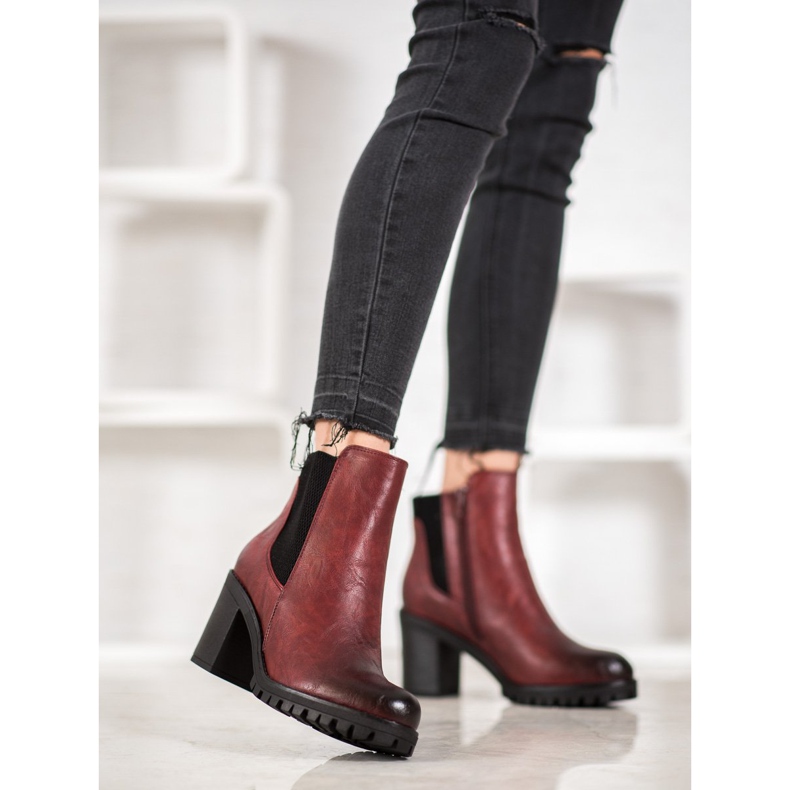 M.Daszyński Bekväma stövlar på en stolpe röd 1