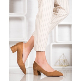 Fama Pumpar På En Pelare brun 1