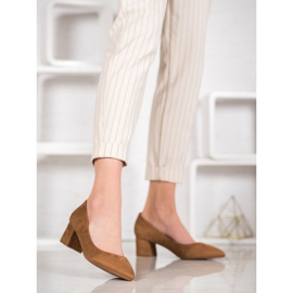 Fama Pumpar På En Pelare brun 2