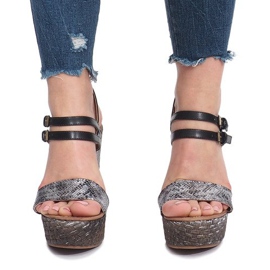 Svarta sandaler på en öringkil 1