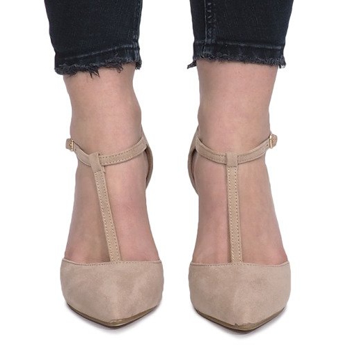 Beige pumps på en djärv häl 1