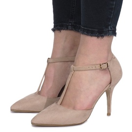 Beige pumps på en djärv häl 2
