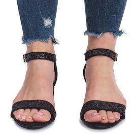 Svarta sandaler på Montana -stolpen 1