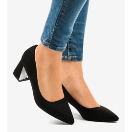 Svarta mockapumpar på pelaren L439 2