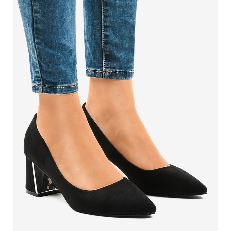 Svarta mockapumpar på pelaren L439 1