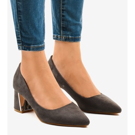 Grå mockapumpar på pelaren L439 1