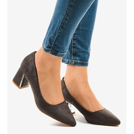 Grå mockapumpar på pelaren L439 2