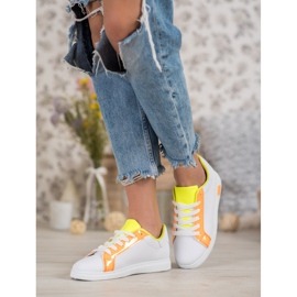 Ideal Shoes Trendiga sneakers med ekoläder vit orange 3