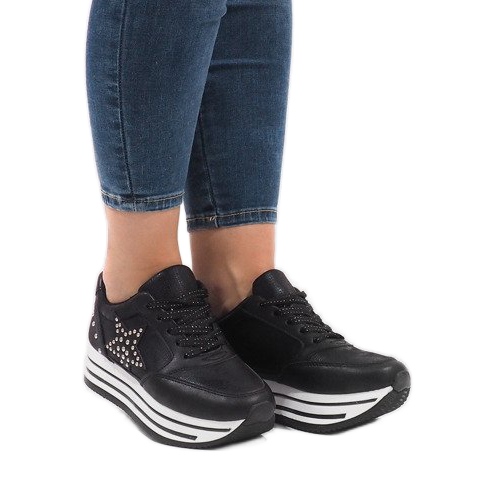 Svarta sportskor på BM1916-5-plattformen 1