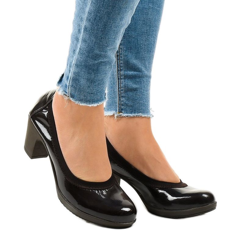 Brunlackerade pumpar på pelaren 579-2 1