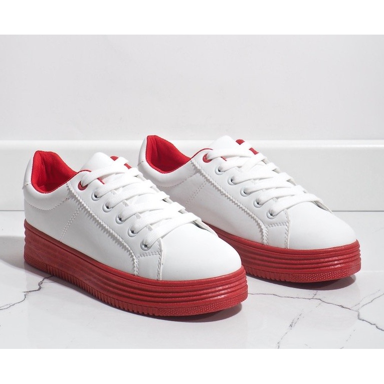 Vita sneakers på en tjock röd sula W-68 2