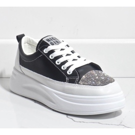 Svarta sneakers sneakers dekorerade med G140-1 1