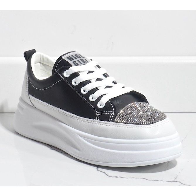 Svarta sneakers sneakers dekorerade med G140-1 1