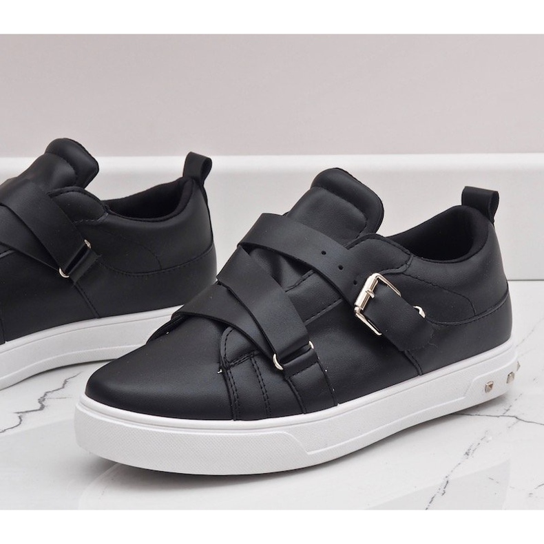 Svarta sneakers med R250 spännen 2