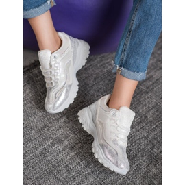 Small Swan Snygga vita sneakers 2