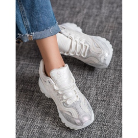 Small Swan Snygga vita sneakers 1