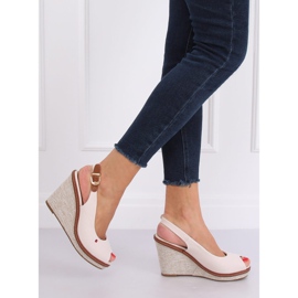 Sandaler på en beige kil R132P Beige 2