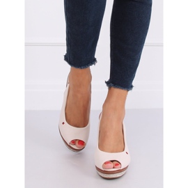Sandaler på en beige kil R132P Beige 1