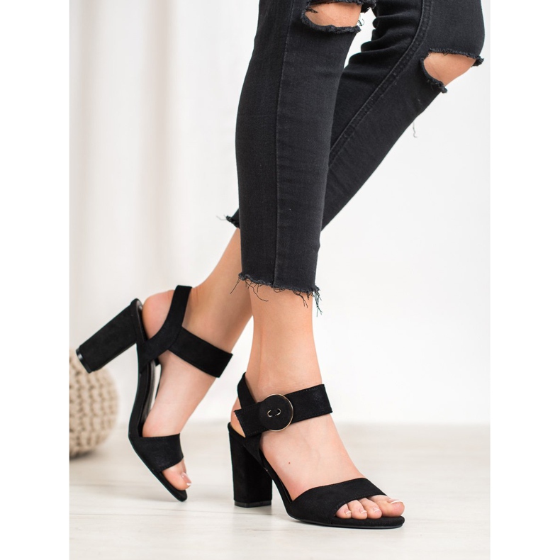 Svarta sandaler på en bar VINCEZA 2