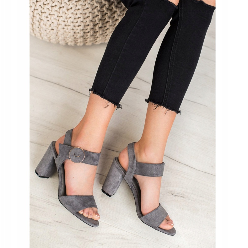 Grå sandaler på VINCEZA Bar 1