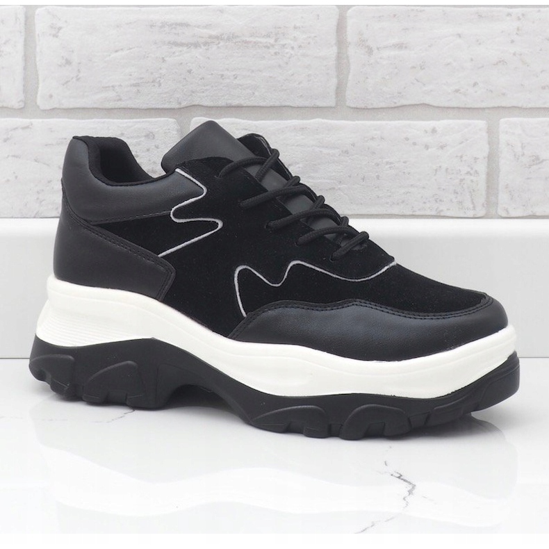 Svarta sneakers gjorda av ekläder E3260 1