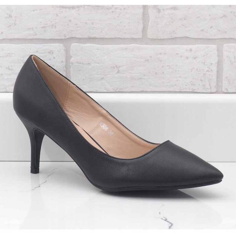 Svarta låga pumpar på en K308 häl 1