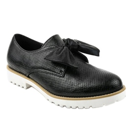 Svarta slip-on skor med en RS-WED2 rosett 1