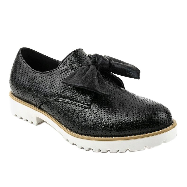 Svarta slip-on skor med en RS-WED2 rosett 1