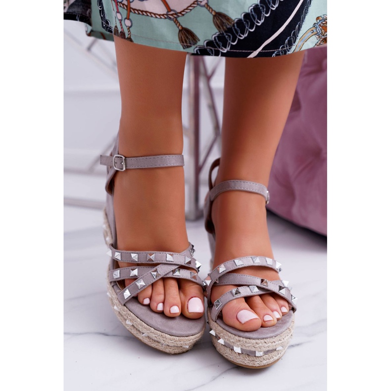 SEA Kvinnors grå sandaler på en kil Amare dubbar 2