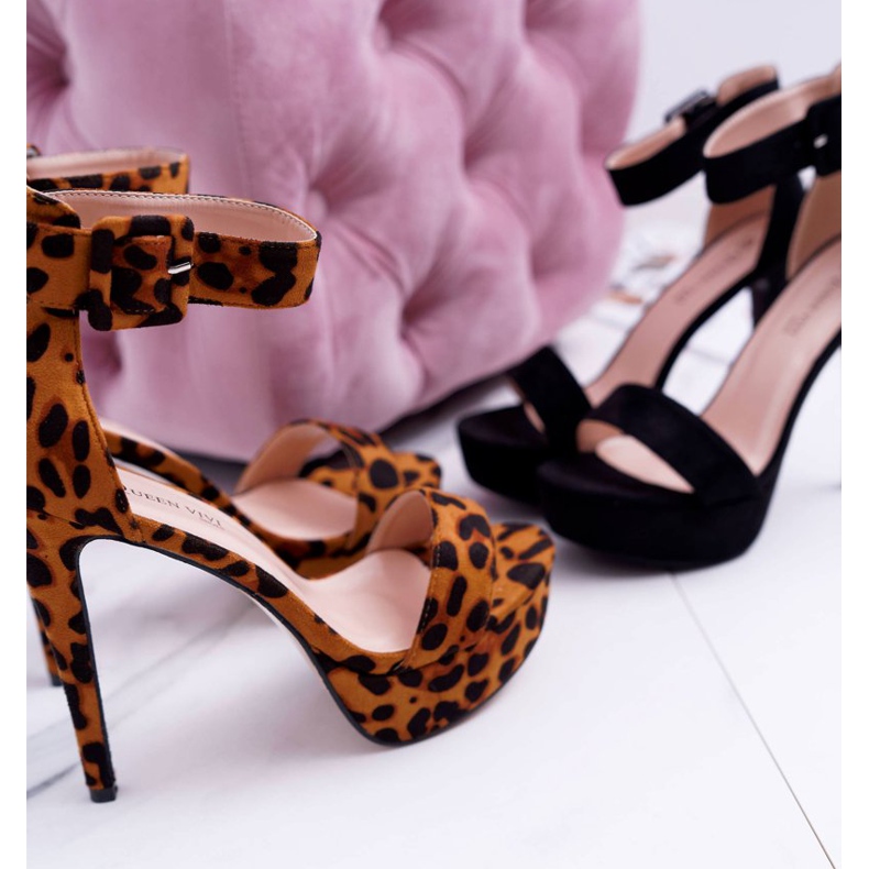 NFR Sandaler för kvinnor på en högklackad plattform svart Welbos 2