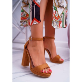 ADY Kvinnors sandaler på en klackplatta Camel Debora brun 2