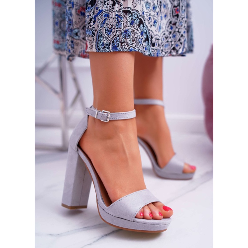 ADY Kvinnors grå sandaler på en högklackad Debora -plattform 2