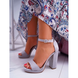 ADY Kvinnors grå sandaler på en högklackad Debora -plattform 1