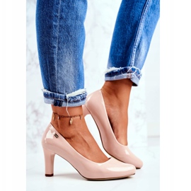 Kvinnors pumpar Sergio Leone lackade på en beige-nakenpost 2