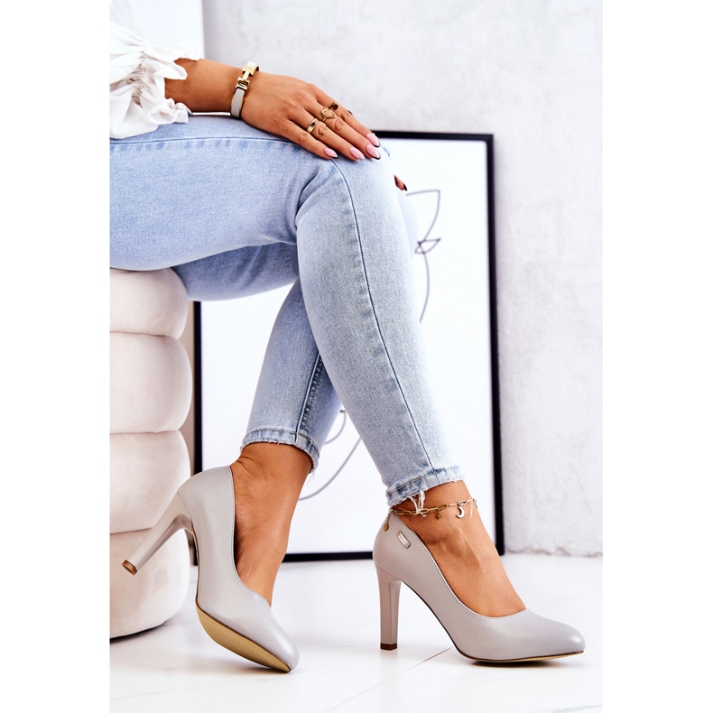 Kvinnors pumpar på den gråa posten Sergio Leone 2